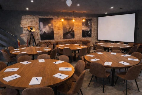 Pavillon Jazz Club en tables rondes